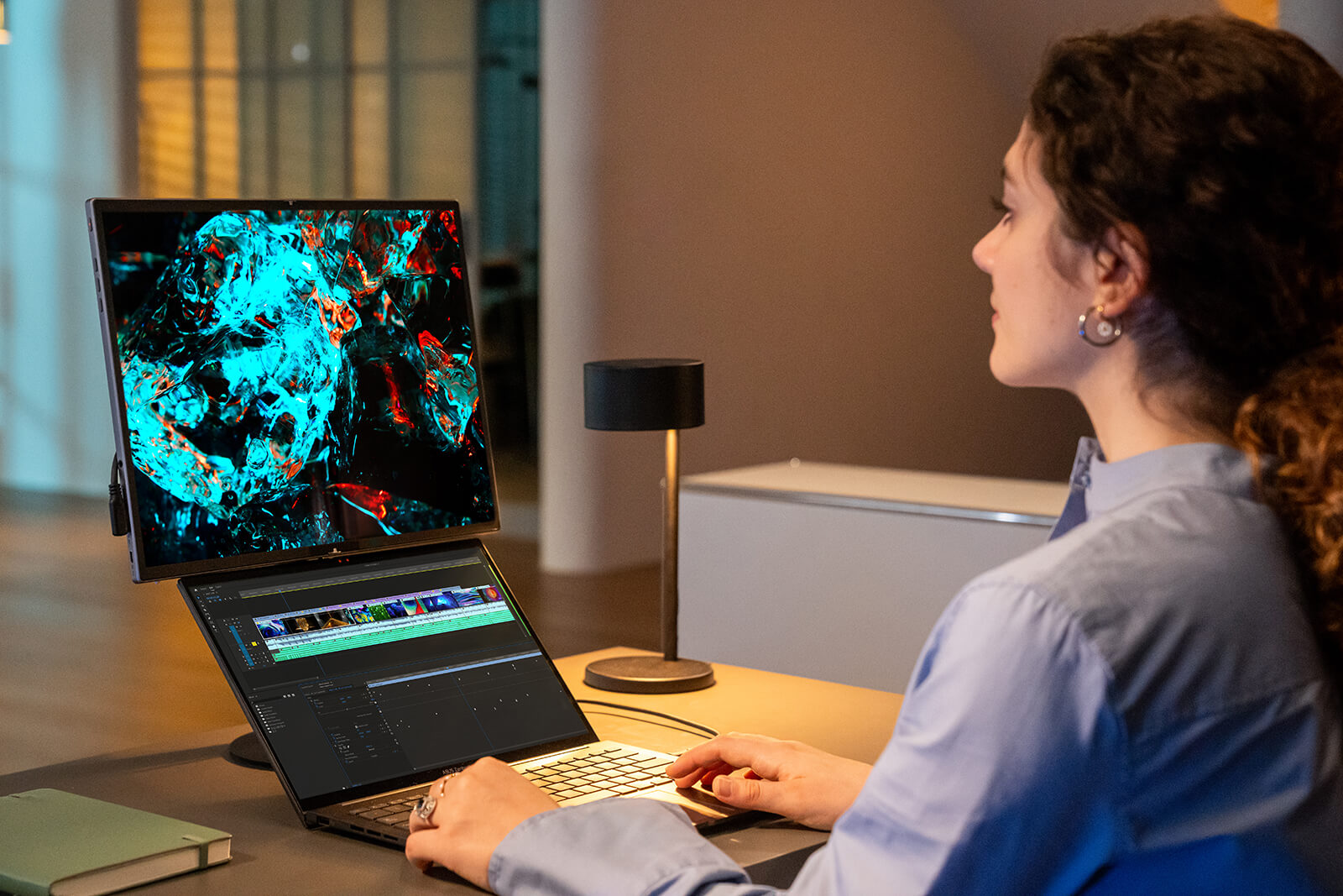 ASUS ZenScreen Fold OLED MQ17QH